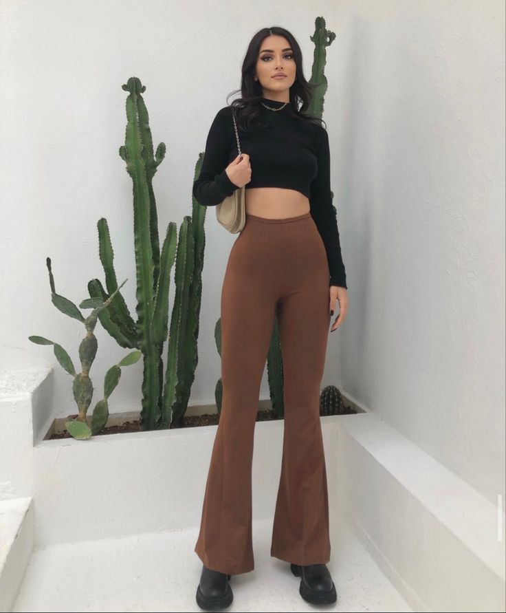 Bell Bottom Leggings Outfit, Brown Flares Outfit, Flare Outfit, Brown Flare Pants, Brown Pants Outfit, Outfits Leggins, Gno Outfit, Outfit Modest, Brown Flares