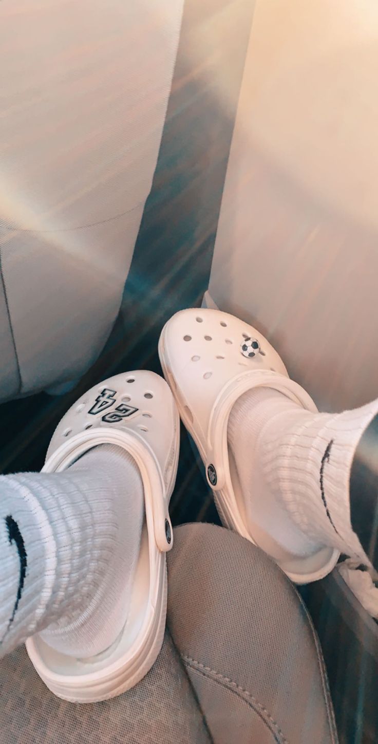 ↠𝐩𝐢𝐧𝐭𝐞𝐫𝐞𝐬𝐭 : 𝐩𝐚𝐢𝐠𝐞𝐡𝟐𝐨𝐬↞ White Crocs Aesthetic, White Crocs Outfit, Croc Outfits, Cool Crocs, Crocs Aesthetic, Crocs Outfit, White Crocs, Crocs Fashion, Iconic Photos