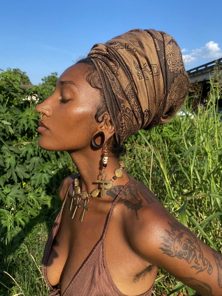 𝓣𝓪𝓽𝓽𝓸𝓸 𝓖𝔂𝓹𝓼𝔂 on Twitter: "Deeper 🐞… " Earthy Aesthetic, Earthy Style, Mode Hippie, Hair Scarf Styles, Earthy Outfits, Estilo Hippie, Black Femininity, Hair Scarf, Black Is Beautiful