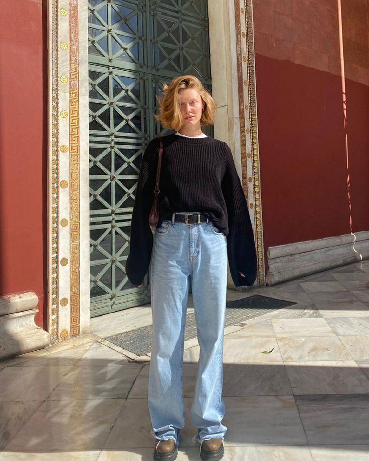 90s Light Wash Jeans Outfit, Oversized Jeans Outfit 90s, 90s Mom Style Outfit, 80s Baggy Jeans Outfit, Wide Leg 90s Jeans Outfit, Straight Leg Jeans Outfits Aesthetic, 90s Mum Fashion, Light Wash Wide Leg Jeans Outfit Winter, Styling Loose Jeans