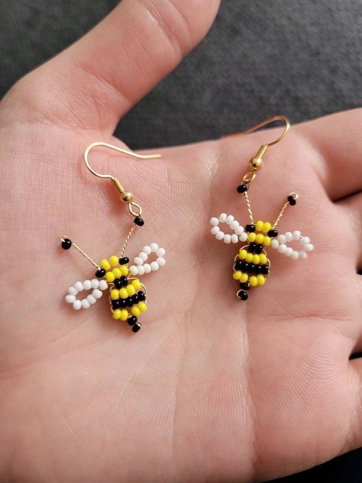 Cute Beaded Earrings Diy, Cute Handmade Crafts, Beaded Bee Earrings, Beaded Bee Pattern, Diy Earings Ideas With Beads, Beaded Earring Ideas, Seed Bead Bee, Bee Jewelry Diy, Beads Crafts Ideas