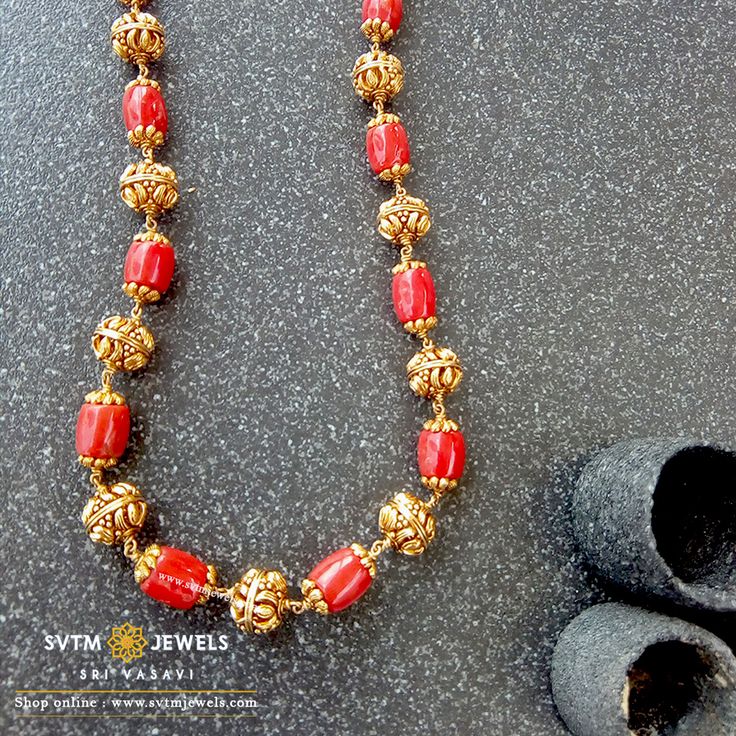 Coral Necklace Designs In Gold, Pearl Coral Necklace Indian, Coral Sets In Gold, Coral Beads Necklace Indian Gold, Coral Gold Necklace, Coral Gold Jewellery, Coral Chains Gold Indian, Corals And Pearls Jewellery, Coral Necklace Indian Gold