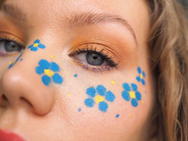 Blue flower freckles makeup - see the full look on Charlotta Eve #flowerfreckles #flowermakeup #blueflowerfreckles #beautyblog Flower Freckles, Kids Face Painting Easy, Easy Face Painting Designs, Face Painting Flowers, Eye Face Painting, Festival Face Paint, Yellow And Coral, Freckles Makeup, Coral Colors