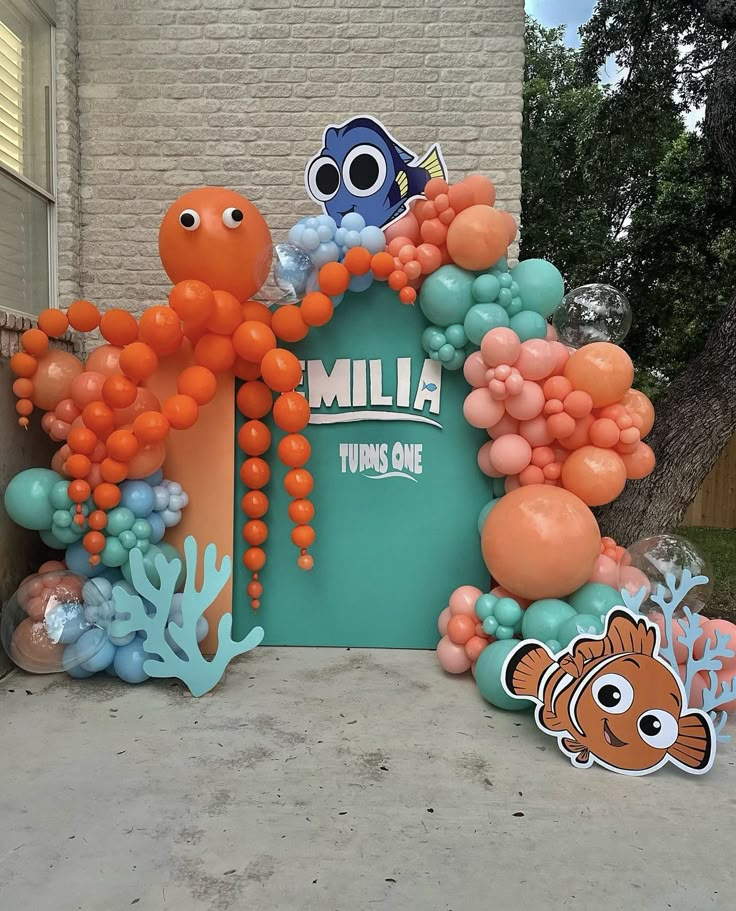 the balloon arch is decorated with an octopus and fish theme