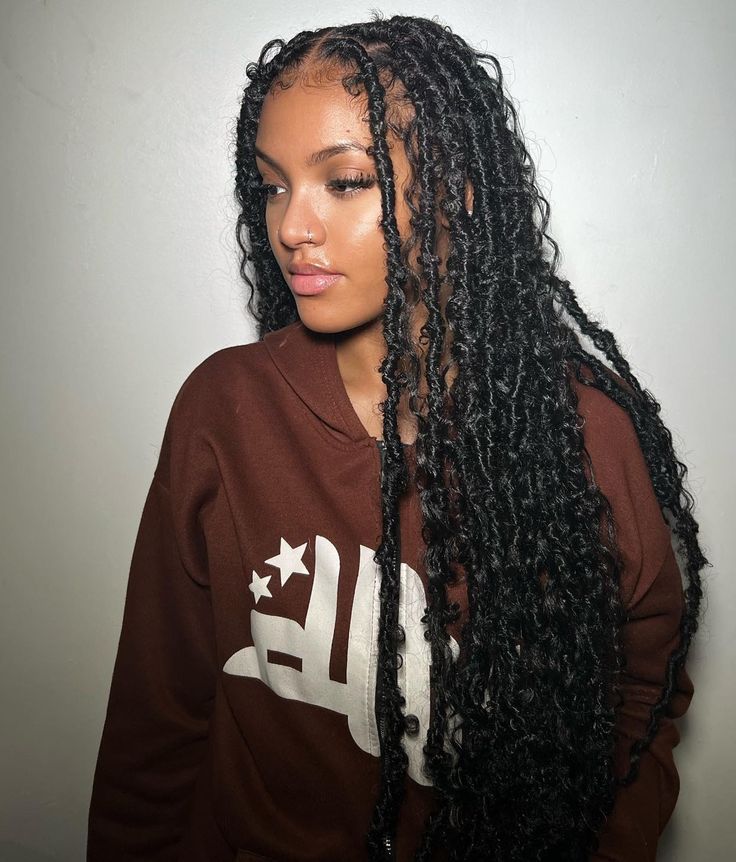 Butterfly Locs with Messy Texture Butterfly Dreadlocks, School Morning, Butterfly Locs, Front Braids, Faux Locs Hairstyles, Cute Box Braids Hairstyles, Protective Hairstyles Braids, Pretty Braided Hairstyles, Hairstyles Braids