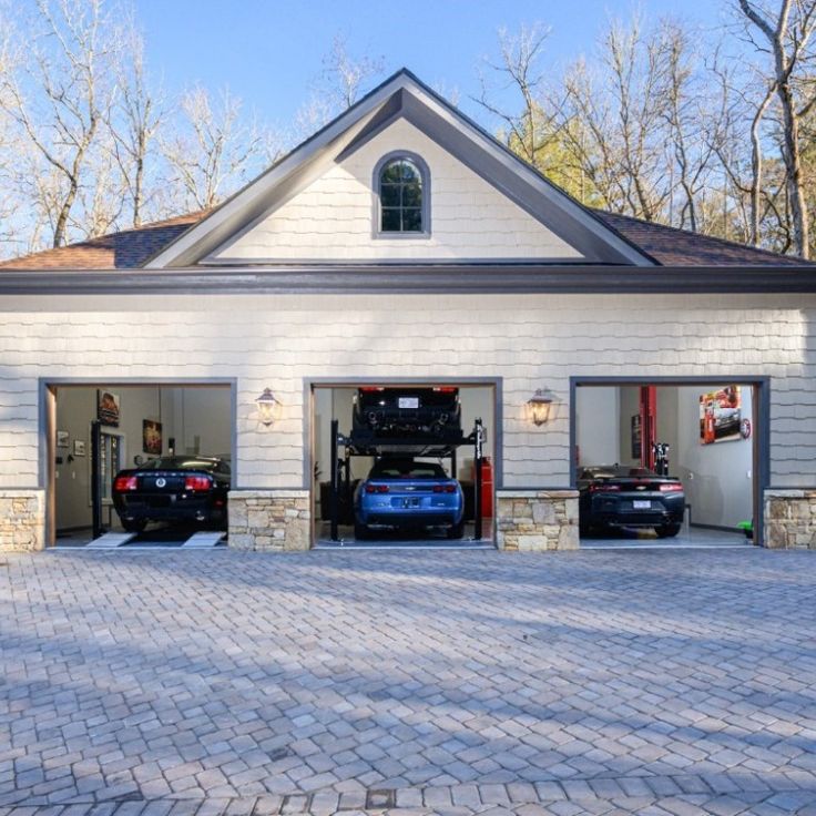 rustic garage design detached Barn Garage With Loft, Garage Loft Ideas, Three Car Garage Plans, Detached Garage Ideas, Detached Garage Designs, Garage Plans With Loft, Garage Construction, Garage Pictures, Loft Designs