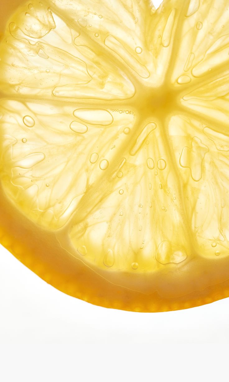 a slice of lemon is shown with water droplets on the top and bottom part of it