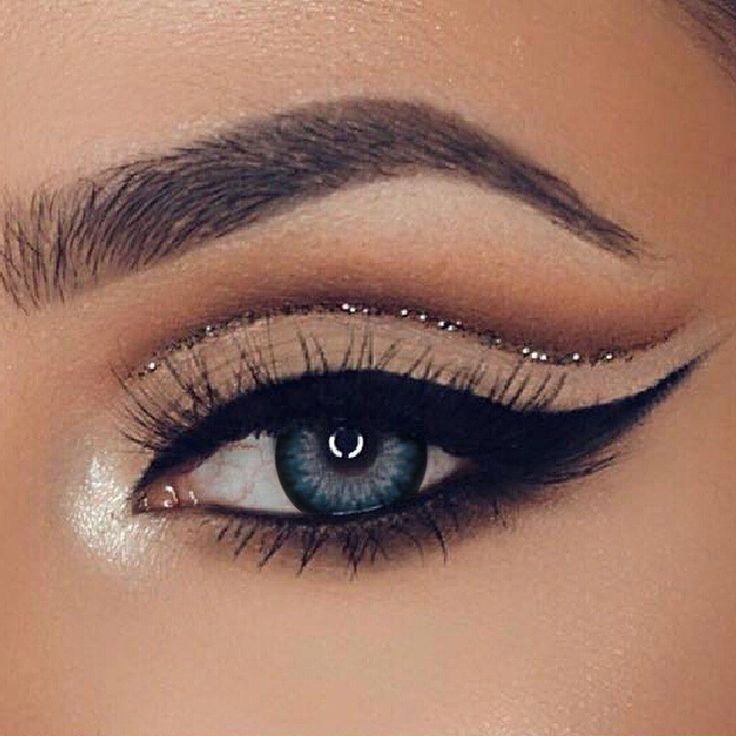 Amazing natural eye makeup #naturaleyemakeup Eye Makeup Glitter, Teknik Makeup, Makeup Cantik, Make Up Designs, Cute Eyeshadow Looks, Makijaż Smokey Eye, Makeup Tricks, Natural Eyes, Eye Makeup Tips