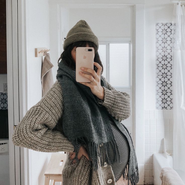 Maternity Cozy Outfit, Cozy Fall Maternity Outfits, Sweater Maternity Outfits, Postpartum Fashion Winter, Pregnant In Winter, Winter Bump Style, Outfits That Hide Pregnancy, Winter Maternity Outfits Casual, Cold Weather Maternity Outfits