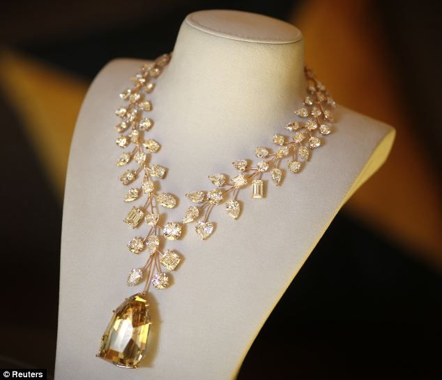 The necklace' centrepiece diamond was found by chance in a pile of mining rubble by a young girl in the Democratic Republic of Congo Expensive Necklaces, Steven Stone, Yellow Diamond Necklace, Beautiful Diamond Necklace, Expensive Diamond, Diamond Necklace Designs, Expensive Jewelry, Most Expensive, Diamond Pendant Necklace