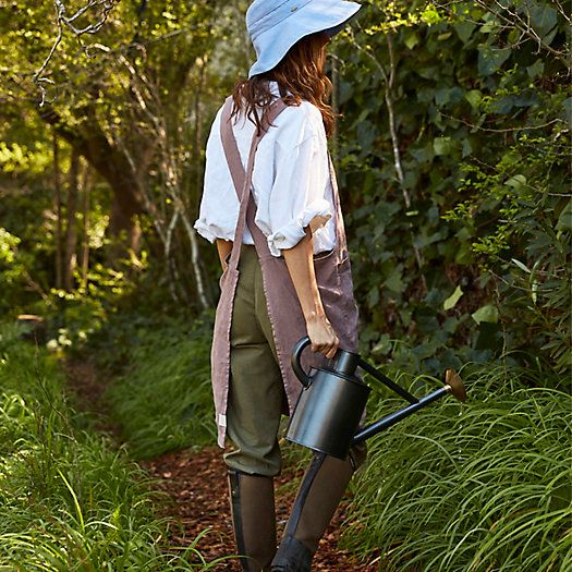 Gardner Outfit Aesthetic, Gardening Clothes For Women, Stylish Gardening Outfit, Cute Farming Outfits, Farm Wife Outfit, Farmer Attire, Farming Outfit Women, Overalls Gardening, Gardening Uniform