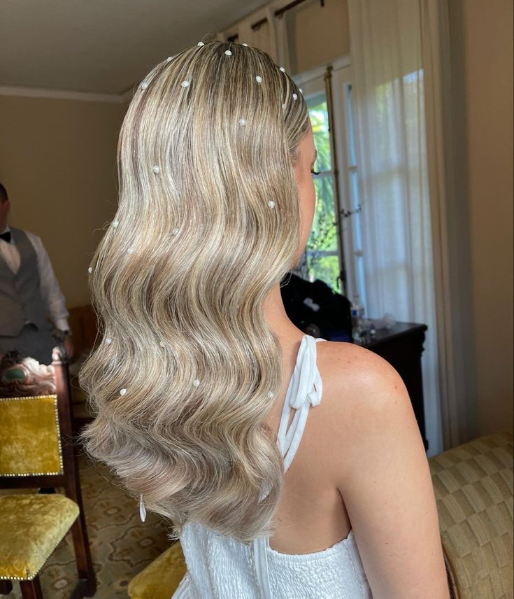 Hair with pearls. Hollywood waves with pearls Bride Hair Down, Blonde Wedding Hair, Wedding Hair Trends, Bridal Hair Down, Romantic Wedding Hair, Wedding Hairstyles Bride, Prom Hair Down, Long Hair Wedding Styles, Trendy Hairstyle