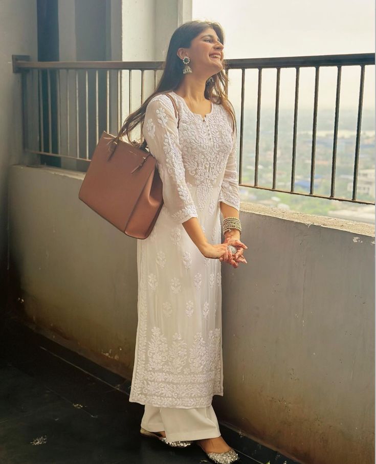 Suit Outfits For Women Indian, Salwar For Office Wear, Kurti Look For Office, Kurti Outfit For Office, Rich And Elegant Outfit, Wedding Kurta For Women, Chikenkari Dress Ideas Kurti White, Office Outfits Women Kurti, Office Chudidar