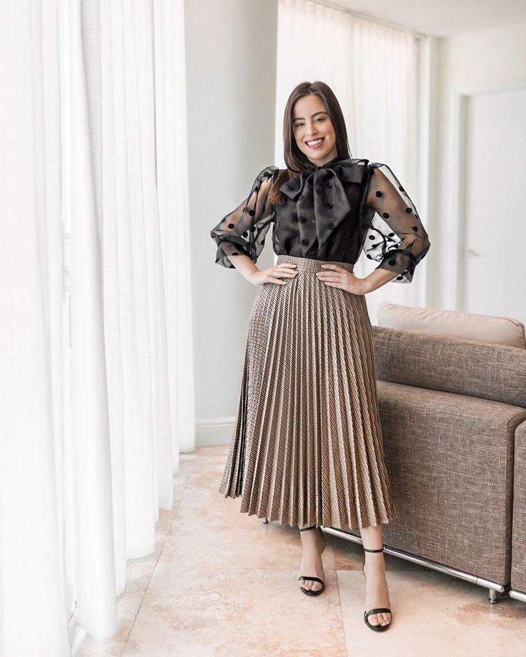 Carol | Lifestyle Influencer on Instagram: “No Saturday is complete for me without puffy sleeves and midi skirts 😅 I’m currently wearing pjs but I that’s the outfit I wish I was…” Skirt And Top Outfits, Pleated Fashion, Pleated Skirt Outfit, Tennis Skirt Outfit, Women Blouses Fashion, Pleated Long Skirt, Trendy Fashion Tops, Dress And Heels, Modest Outfits