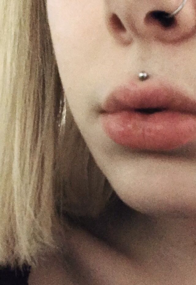 One of my fav piercingsmedusapiercing piercing silverpiercing philtrumpiercing Medusa Piercing And Septum, Face Piercings Medusa, Medusa Piercing Ring, Upper Lip Piercing Medusa, Cool Face Piercings, Piercing Aesthetic Face, Small Medusa Piercing, Medusa Piercing Scar, Piercings Ideas Face