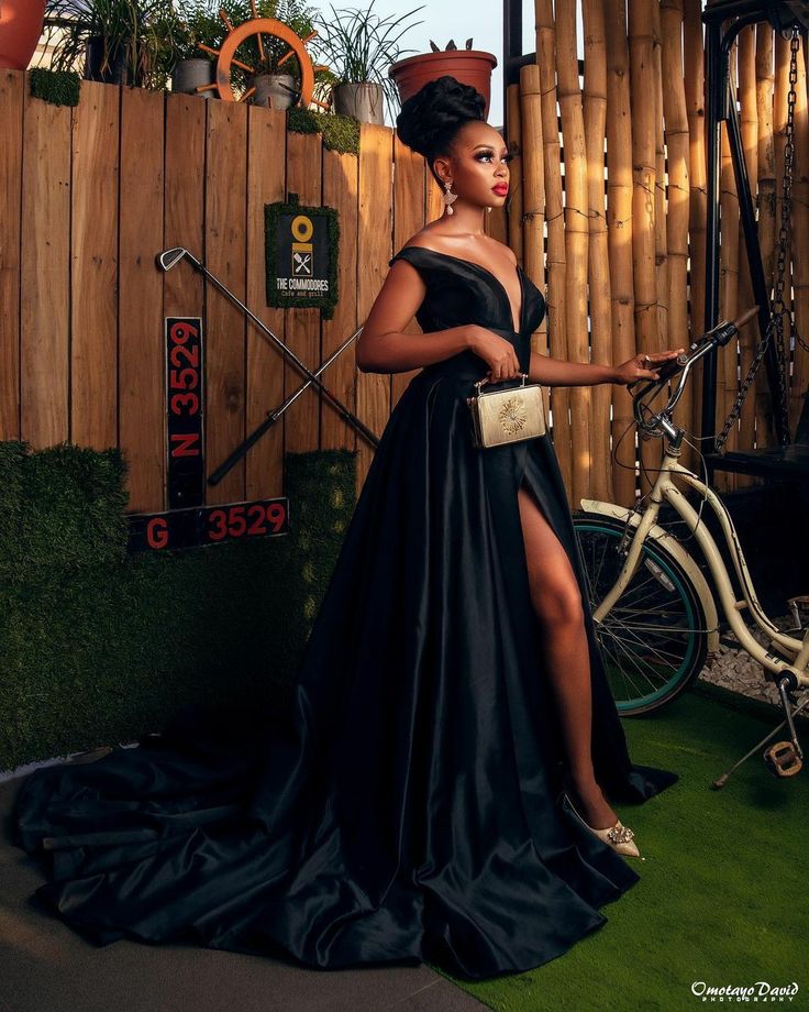 Black Woman Ball Gown, Ball Gown Photoshoot Poses, Son Photoshoot, Fancy Black Dress, Matric Dance Dresses, Bday Shoot, Gown Designs, Dance Photo Shoot, Girls Ball Gown