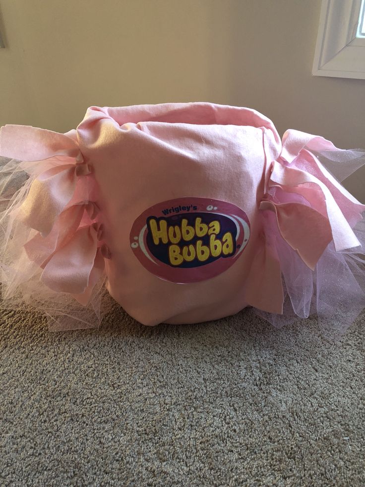 a pink bag sitting on top of a carpet covered floor