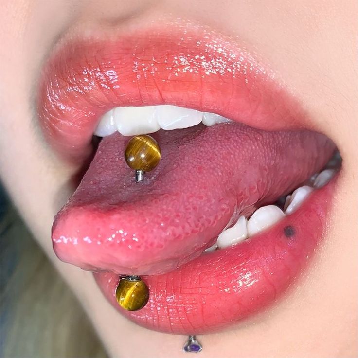 simple pierce Tongue Piercing Jewelry Aesthetic, Pill Tongue Piercing, Tounge Pericings Aesthetic, Tongue Piercing Ideas, Tongue Piercing Aesthetic, Cute Tongue Piercing, Tongue Stud, Tongue Barbell, Tongue Jewelry