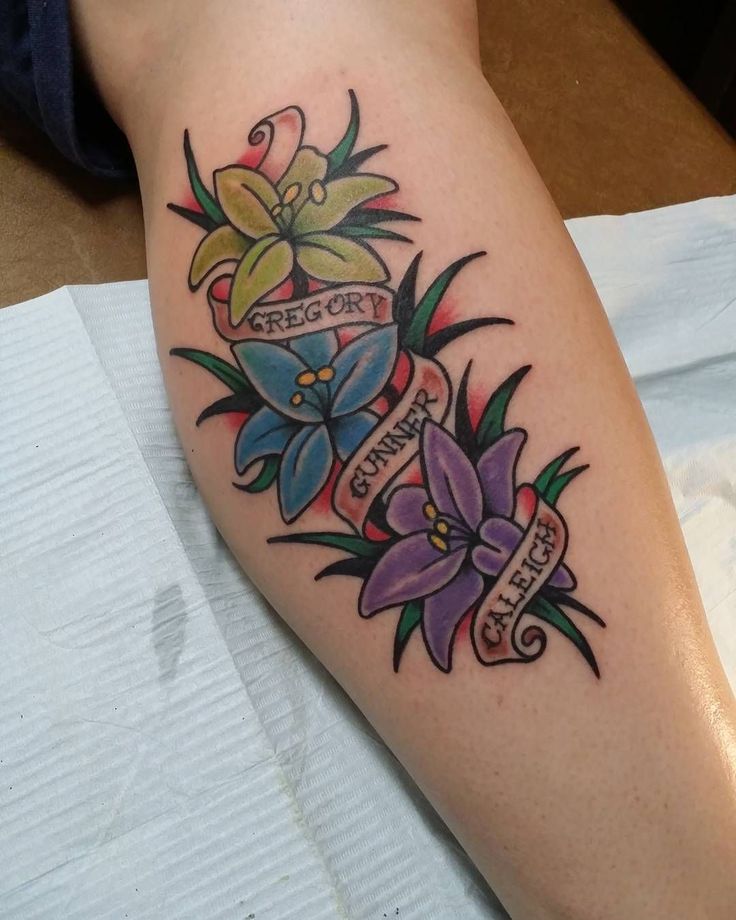 a woman's leg with flowers and an inscription on it that says keep calm