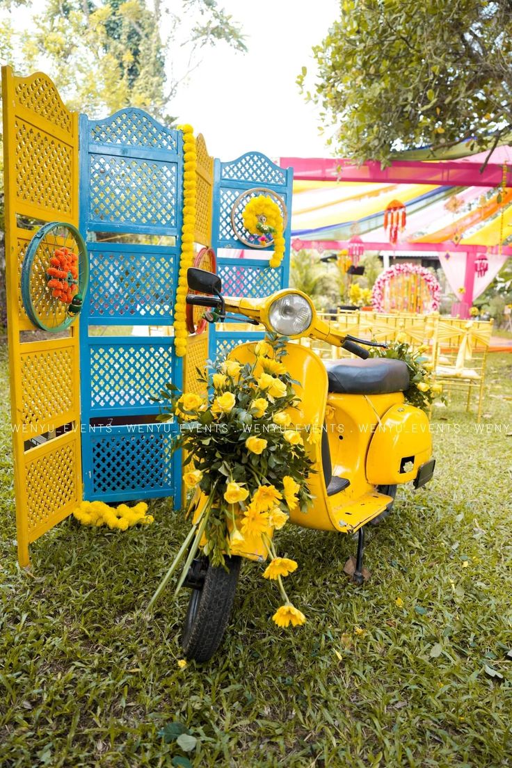 Haldi Haldi Photobooth Decor, Haldi Photobooth Ideas, Selfi Points Ideas, Positano Haldi, Blue Haldi Decor, Haldi Props Ideas, Haldi Photo Booth, Haldi Photobooth, Bachella Party