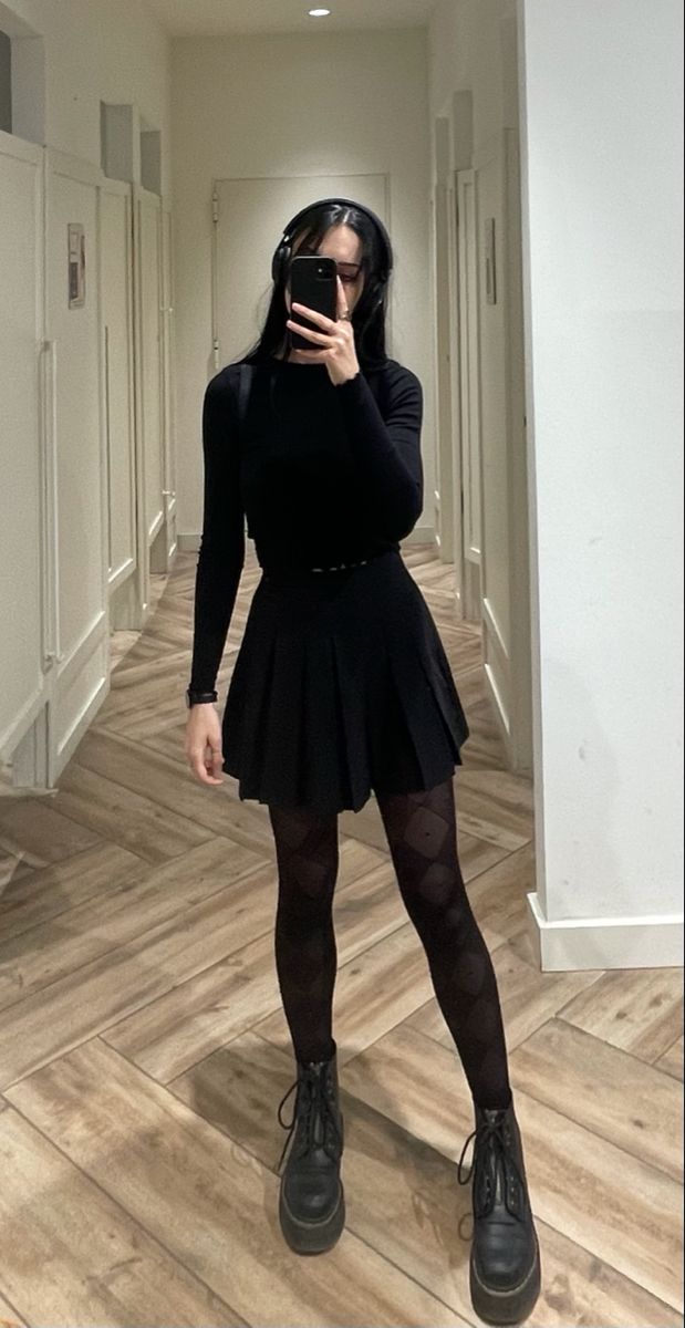 Gothic Aesthetic Outfit Winter, Elegant Emo Outfit, Winter Outfit Edgy, All Black Outfit Feminine, Modern Gothic Aesthetic Clothes, Goth Holiday Party Outfit, Chic Emo Outfits, Gothic Daily Outfit, All Black Outfits Grunge