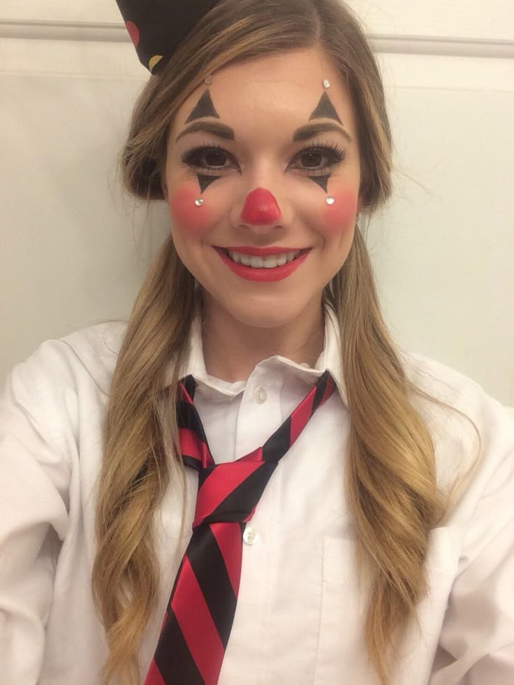 cute clown makeup More Easy Clown Makeup, Clown Face Paint, Cute Clown Makeup, Circus Makeup, Mime Makeup, Halloween Makeup Clown, Halloween Make-up Looks, Diy Halloween Makeup, Makeup Crafts