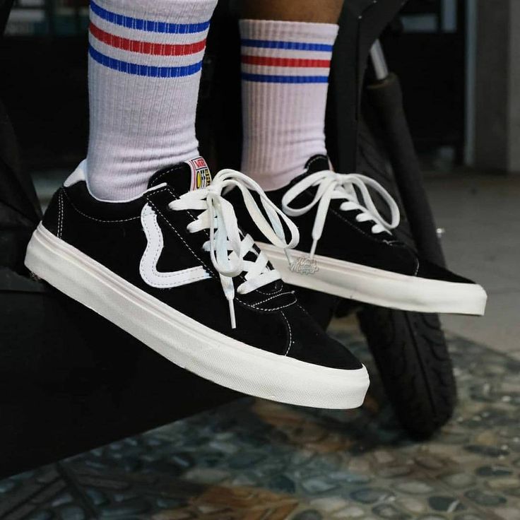 Vans Old Skool Outfit Men, Vans Old Skool Outfit, Sneakers Head, Vans Shoes Fashion, Young Men Haircuts, Vans Sk8 Low, Shoe Goals, Kicks Shoes, Streetwear Shoes