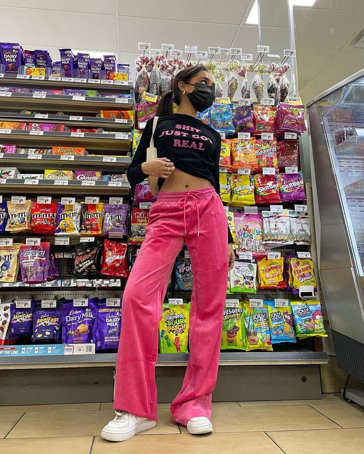 Pink Sweatpants Outfit Winter, Y2k Sweatpants Outfit, Velour Pants Outfit, Pink Sweatpants Outfit, Sweatpants Outfits Winter, Juicy Sweatpants, Airforce 1 Outfit, Y2k Sweatpants, Alexa Demie