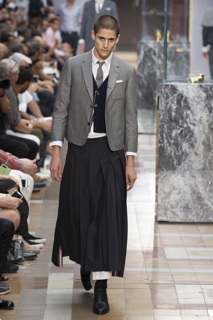 See the complete Thom Browne Spring 2018 Menswear collection. Corporate Goth Outfits, Goth Outfits Men, Guys In Skirts, Men Wearing Skirts, Gender Fluid Fashion, Corporate Goth, Business Skirt, Menswear Fashion Show, Androgynous Fashion