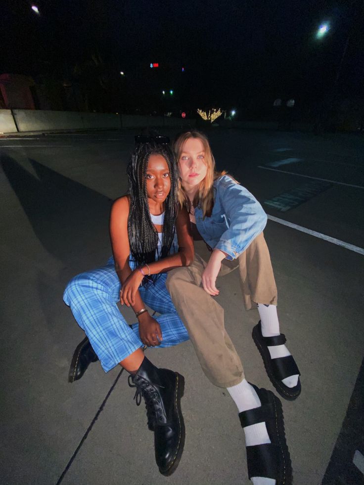 Parking Garage Photoshoot Friends, Headlights Photoshoot, Nightime Photoshoot, Headlight Photoshoot, Nighttime Photoshoot, Best Friend Pic, Flick Ideas, Positivity Art, Duo Poses