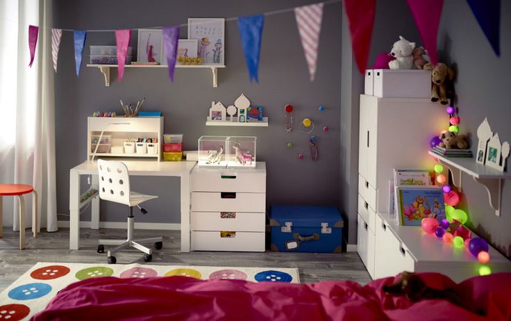 a child's bedroom decorated in pink and purple