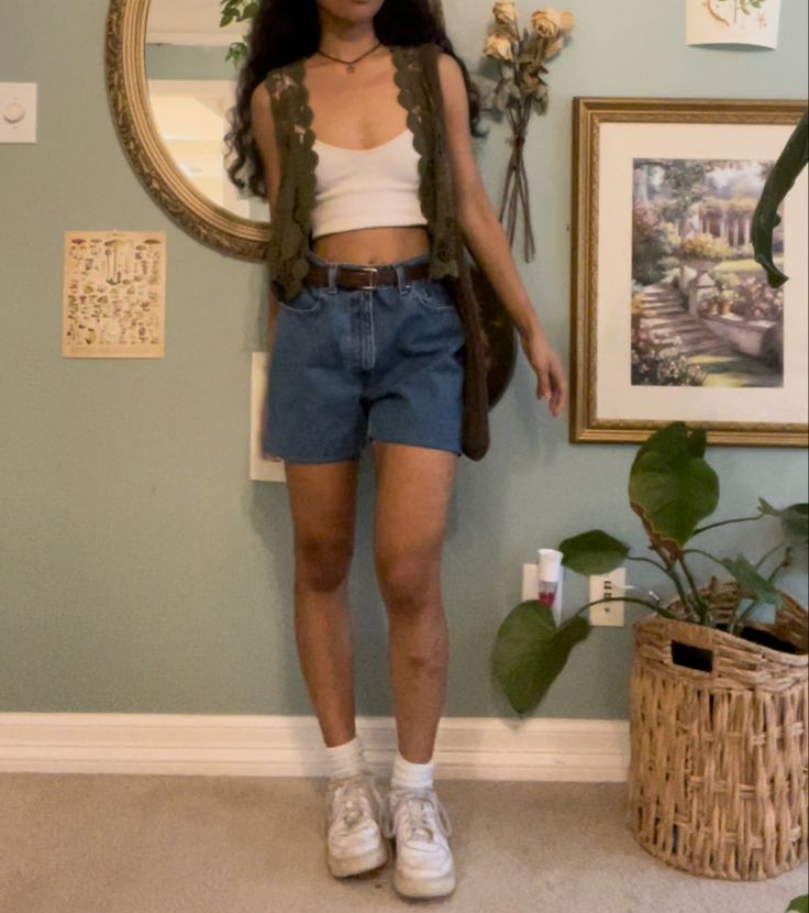 Tooturnttina Outfits, Current European Fashion Trends, Artsy Concert Outfit, Dinner Movie Date Outfit, Levi Jorts Outfits, Basic Coachella Outfits, Summer Folk Concert Outfit, Light Neutrals Outfit, Spring Chilly Outfit Casual