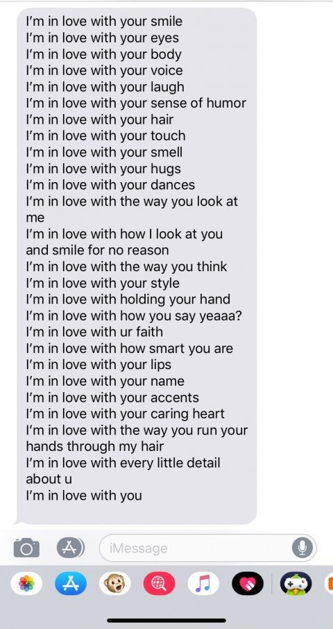 an image of someone's text message to her boyfriend on the phone, which reads i'm in love with your smile