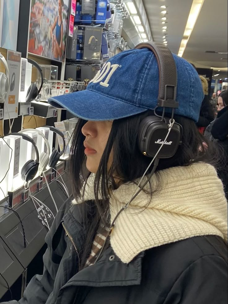 Marshall Major Iv Outfit, Marshall Major Iv Aesthetic, Brown Marshall Headphones, Marshall Headphones Outfit, Marshall Headphones Aesthetic, Marshall Headphone, Marshall Major Iv, Ig Photos Ideas, No Face Photo Ideas