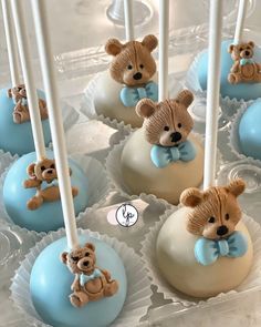 there are many cake pops with teddy bears on them