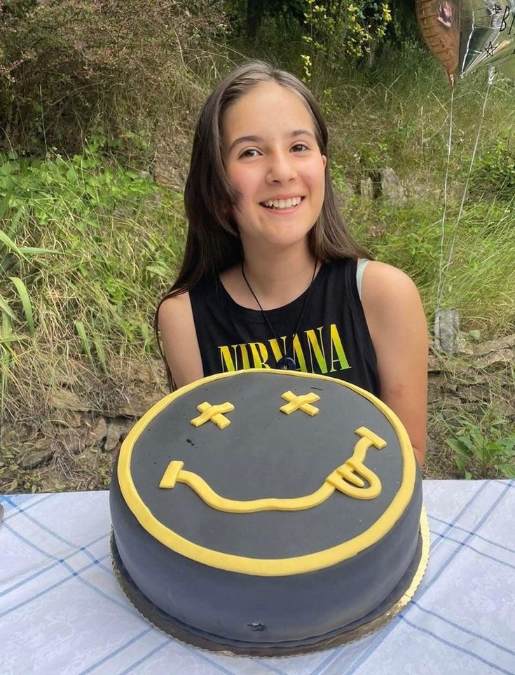 Nirvana Birthday Cake, Nirvana Cake, Rock Cakes, Artist Cake, Rock Cake, Foo Fighters, Girls Cartoon Art, Indie Rock, Nirvana