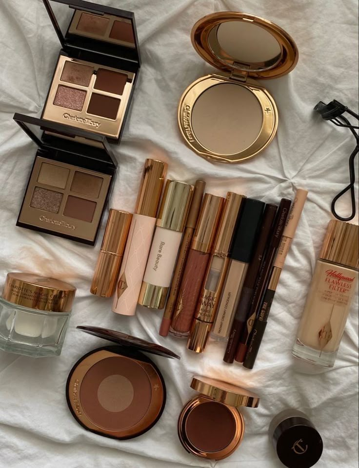 Trucco Glam, Stile Blair Waldorf, Charlotte Tilbury Makeup, Makeup Bag Essentials, Make Up Inspiration, Smink Inspiration, Fancy Makeup, Makeup Needs, Makeup Obsession