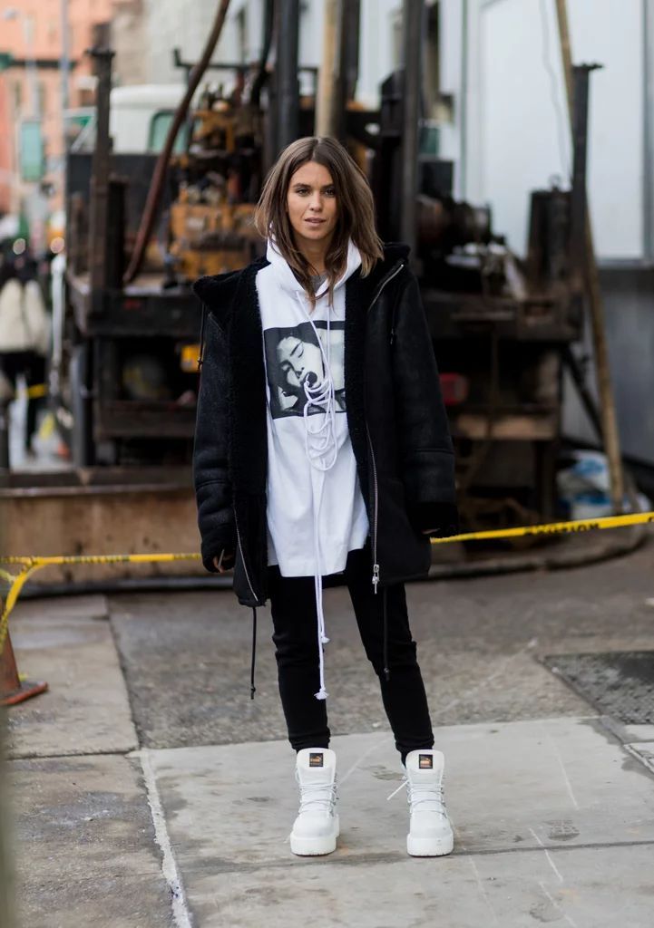 The Step Ahead - Sneakers Fashion 2024 Outfit Tomboy, Airplane Outfit, Oversized Hoodie Outfit, Hoody Outfits, Tomboy Outfit Ideas, Hoodie Outfit Casual, Oversized Outfits, Tomboy Outfit, Outfit Ideas Male