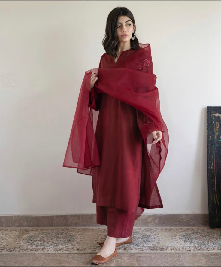 Oasis Bedroom, Simple Dress Casual, Trendy Outfits Indian, Simple Kurti Designs, Desi Fashion Casual, Pakistani Fancy Dresses, Pakistani Dresses Casual, Beautiful Pakistani Dresses, Salwar Kamiz