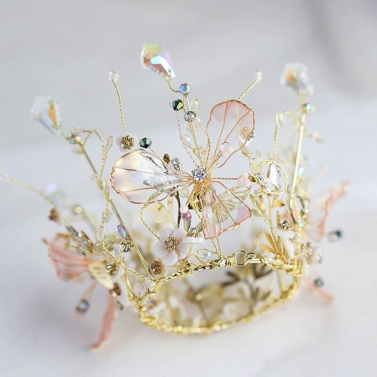 This is a handmade crown made of resin,pearl material. Each crown is unique, ensuring that each piece has high quality and exquisite details. This hairpin can be used not only for special occasions, but also for daily wear, allowing you to showcase your unique charm. Size:60mm width and 95mm height. Notice: There may be differences in color due to different monitors. Since it's 100% handmade customized product, we do not accept returns or exchanges. If any damage occurs during transportation, please take a photo of the damaged goods and send it to the me. I will remake and resend it for free. I accept customization and color changes. Please contact me before placing your order to note the color you want or send me a picture of the style you want to customize. Thank you for your interest in Diy Tiaras And Crowns, Hair Accesories Wedding, Diy Tiara, Halloween Costumes Party, Japanese Kanzashi, Handmade Crown, Resin Pearl, Mini Crown, Rabbit Tattoos