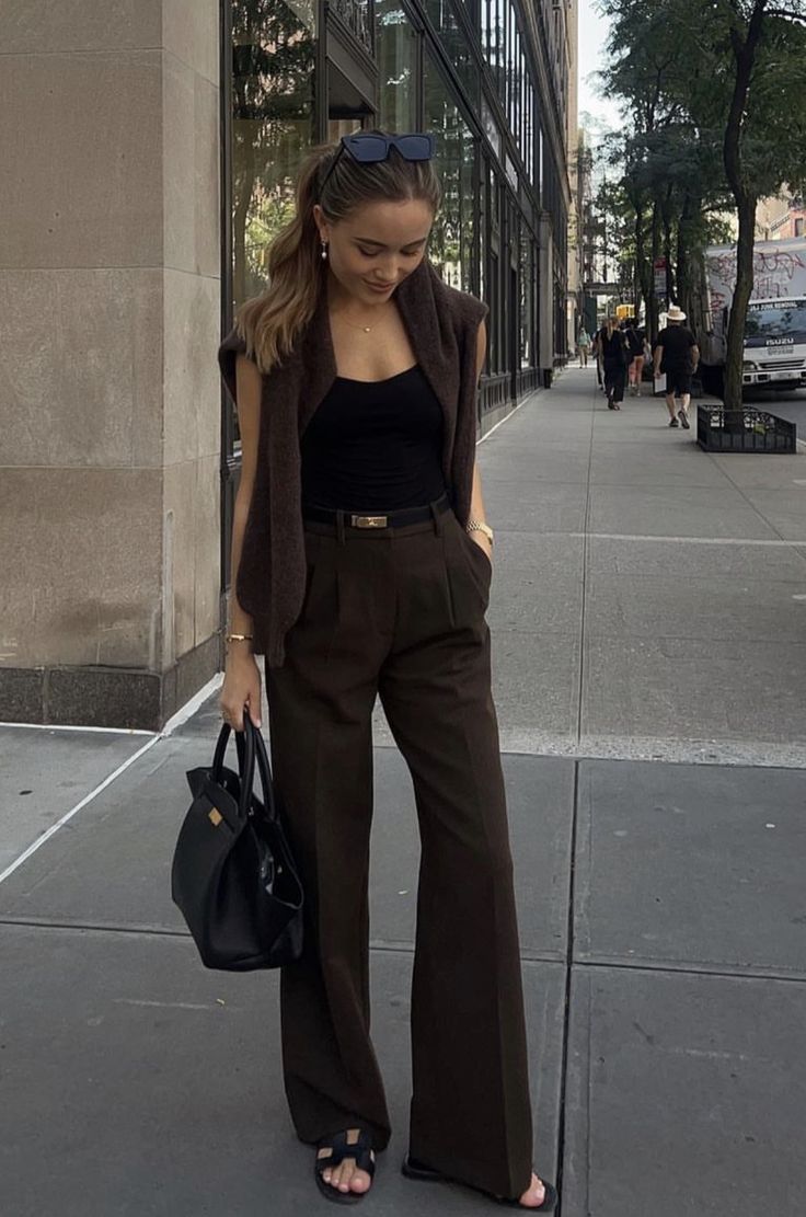 Everyday Office Outfits, Brown Pants Outfit, Brown Sweaters, Look Hippie Chic, Trendy Work Outfit, Chic Business Casual, Fest Outfits, Office Wardrobe, Brown Dress Pants