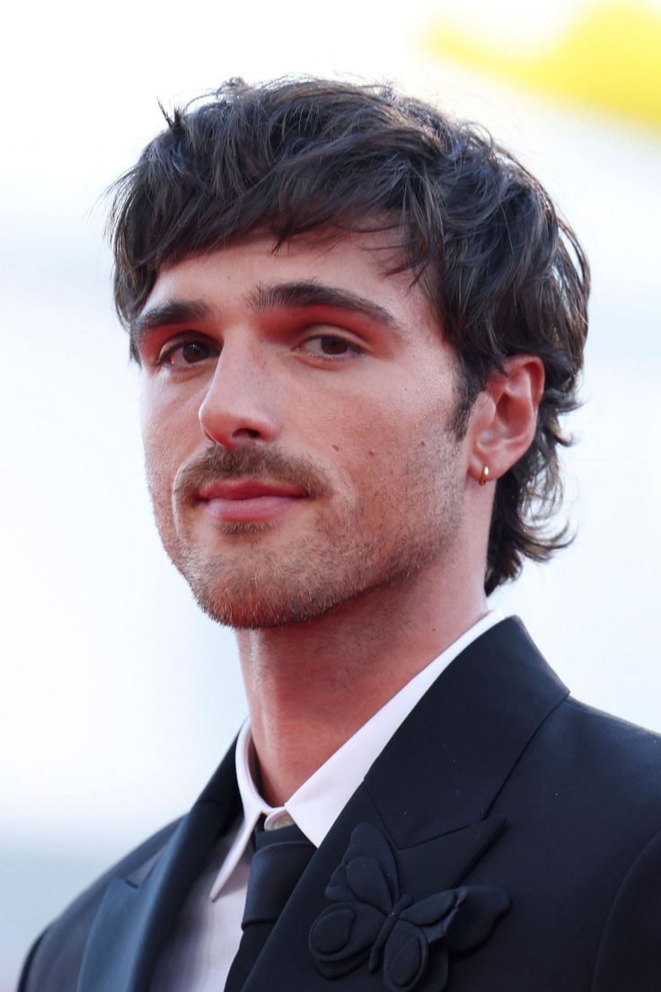 Jacob Elordi Moustache, Haircuts Men Mullet, Jacob Elordi Mustache, Jacob Elordi Haircut, Jacob Elordi Mullet, Mens Straight Haircut, Mallet Haircut Men, Jacob Elordi Hair, Mens Hairstyles For Straight Hair