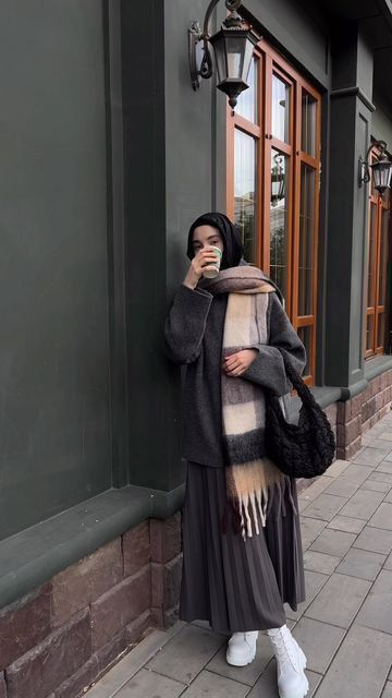 Winter Scarf Hijab Outfit, Skirt Outfits Hijab Winter, Modest Winter Outfits, Estilo Hijab, Hijabi Fits, Stile Hijab, Street Hijab Fashion, Modesty Outfits, Mode Turban