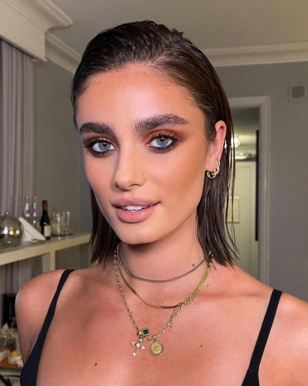 Dónde colocar la raya de pelo según la forma de tu cara para estar más guapa Short Slicked Back Hair, Sleek Back Hair, Sleek Short Hair, Wet Look Hair, Editorial Hair, Hair Arrange, Slicked Back Hair, Taylor Hill, Slick Hairstyles