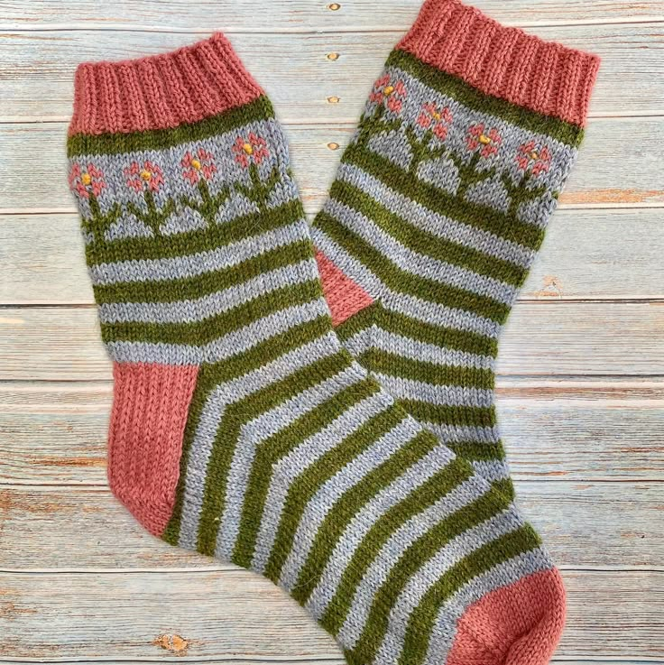 This listing is for a digital download of the pattern for my Spring Flower Socks.  They are knitted from the cuff down, with a simple flower colour work motif, reinforced heel and kitchener stitch to graft the toe.  The pattern is writtin for 3 sizes, small (UK 5-6), medium (UK 6-7) and large (UK 7-8), but the pattern is very easily customizable to fit your own foot.  As you're knitting from the cuff down, you can slip your work over your foot to check the fit of the leg, heel and foot as you go Color Work Socks, Fair Isle Socks Pattern, Knitting Patterns Socks, Knitted Socks Pattern, Easy Sock Knitting Pattern, Knitting Knowledge, Kitchener Stitch, Silly Socks, Beginner Knitting Pattern