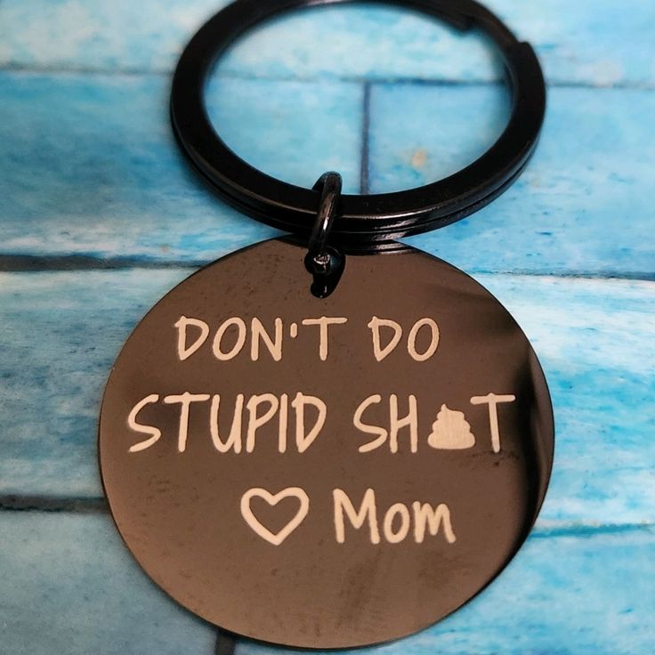 Themed Keychain Perfect For Teenage Child. "Don't Do Stupid Shit Mom" Saying. Keychain Is Made Of Stainless Steel And Polished Black. Cricut Key Chains, Vinyl Keychain Ideas, Keychain Quotes, Harry Potter Purse, Keychain Funny, Louis Vuitton Keychain, Key Purse, Mom Keychain, Backpack Keychains