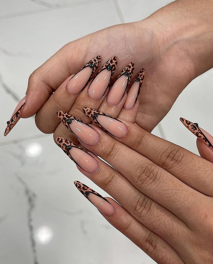 Long and elegant nails, perfectly manicured with a classic white tip. And to add a wild touch, the tip of the nail is adorned with a bold leopard print, while the rest of the nail is a subtle nude color. These nails are perfect for those who want to add a touch of glamour and adventure to their style. #nails#longnails #nailsideas #longnailsideas#originalnailsideas #NailArt#ManiMonday#NailDesigns#NailInspiration#NailGoals#NailObsession#NailFashion#NailSwag#NailSelfie#NailAddict Nails Leopard, Cheetah Nails, Style Nails, Leopard Print Nails, Glamour Nails, Girly Acrylic Nails, Leopard Nails, Classic Nails, Almond Acrylic Nails