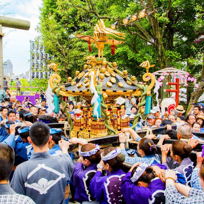 a large group of people standing in front of a float