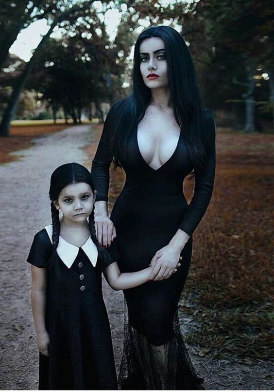 Mother Daughter Halloween Costumes, Photo Halloween, Morticia Addams, Woman In Black, Comic Con Cosplay, Goth Beauty, Gothic Beauty, Cool Halloween Costumes, Gothic Girls