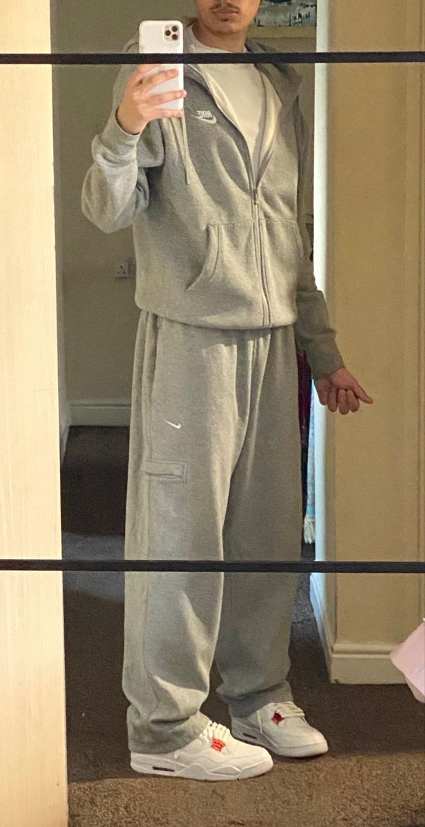 Outfit Jogging Nike, Jogging Nike Outfit, Nike Track Pants Outfits Men, Jogging Outfit Men, Baggy Track Pants Outfit, Nike Pants Outfit, Jogging Pants Outfit, Outfit Jogging, Y2k Track Pants